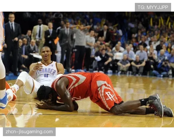 灰熊魔术柏林赛踩场训练,莫兰特与对手发生争吵 灰熊魔术柏林赛踩场训练,莫兰特与对手发生争吵