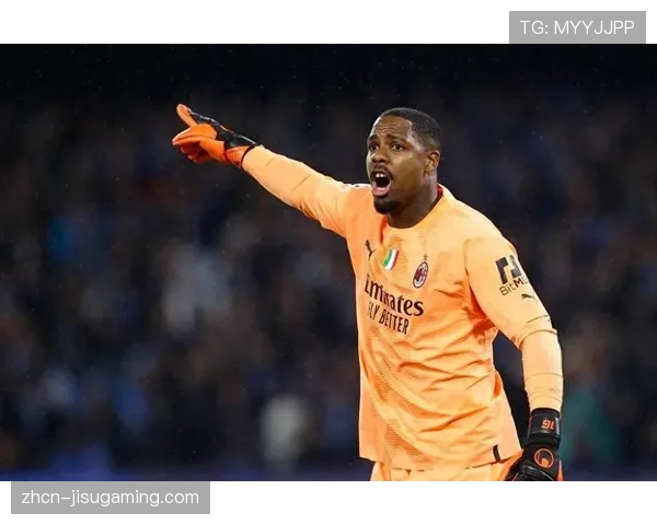 特写：伤愈复出的米兰门将迈尼昂在训练中完成高难度扑救